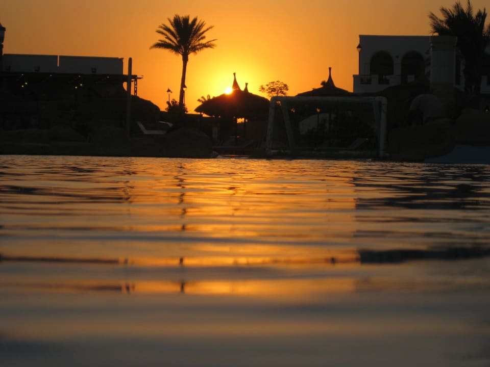 Sonnenuntergang am Pool Hotel Gorgonia Beach Resort