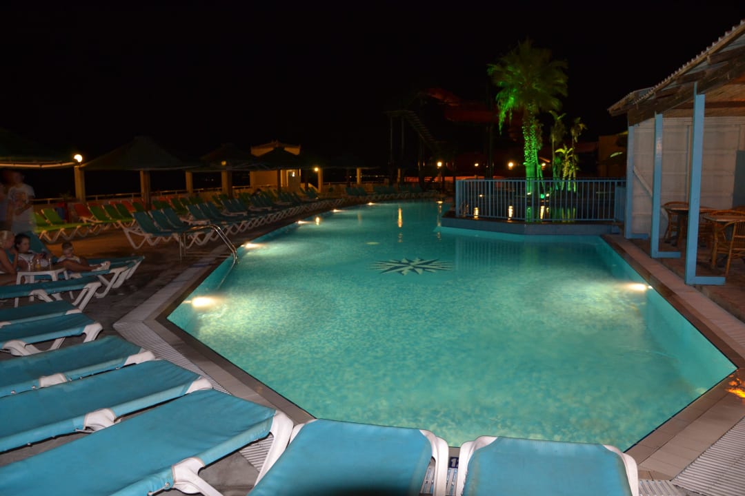 Noční chladivý bazén Imperial Beach Hotel
