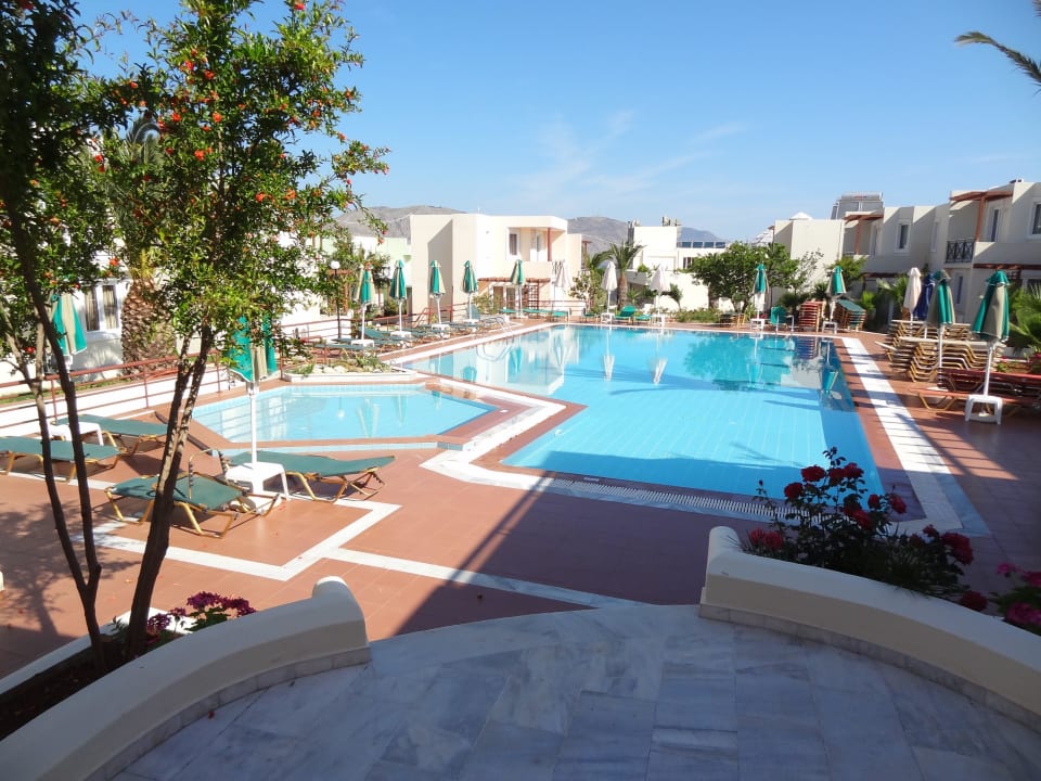 Zweiter Pool zwischen den Bungalows. HARPIN Georgioupolis Resort Aquapark & SPA