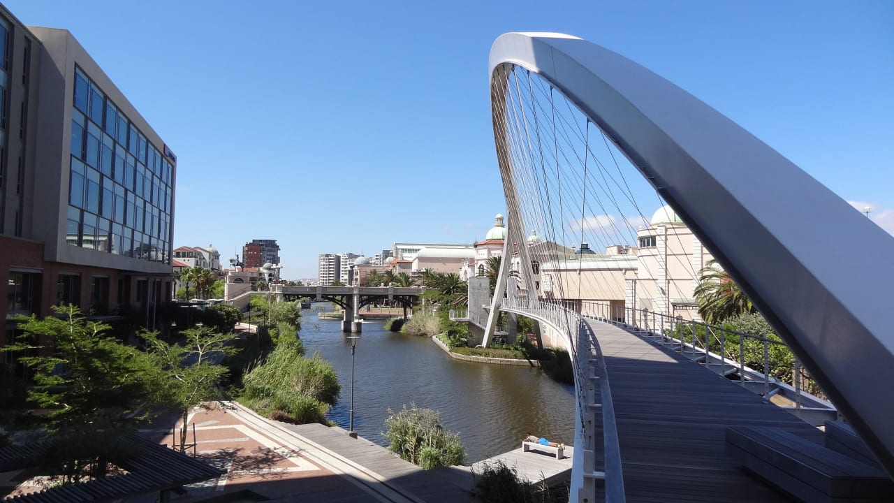 Brücke hinter dem Hotel zur Shoppingmall Apartments Island Letting Crystal Towers Residences