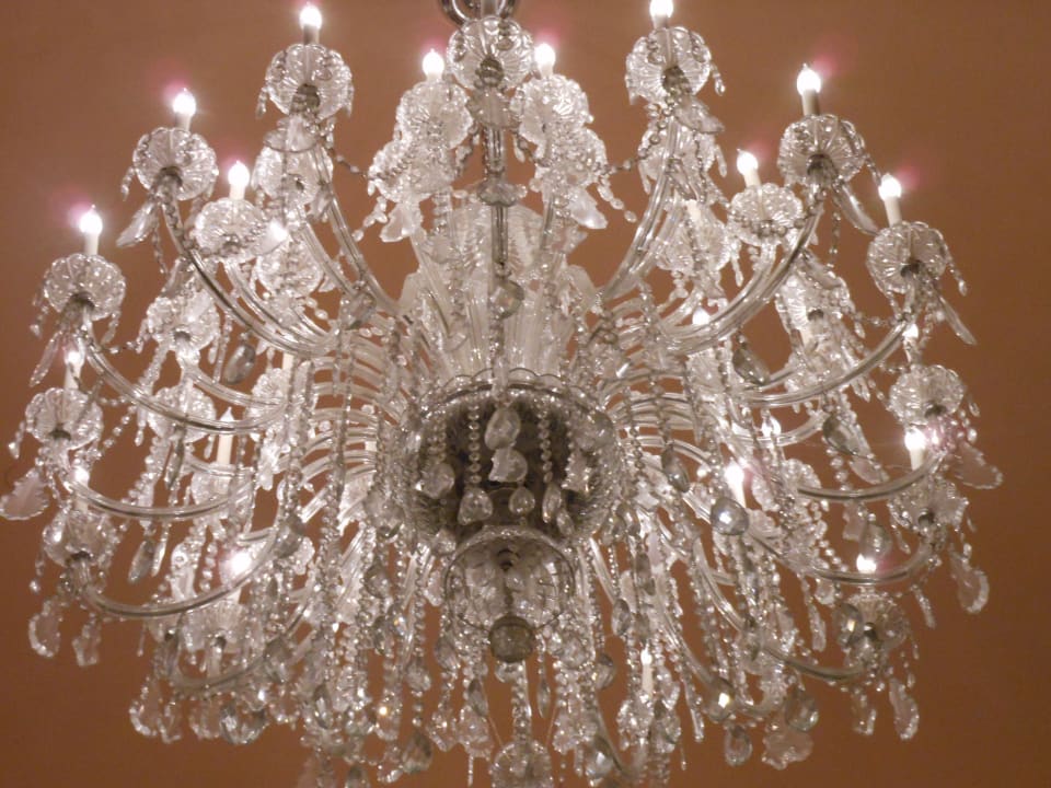 Imposanter Kronleucher in der Lobby-Halle Omni Shoreham Hotel