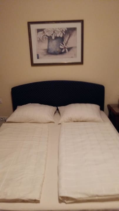 Doppelbett circa 140 cm breit...Matratze weich  Victor's Residenz Hotel Leipzig