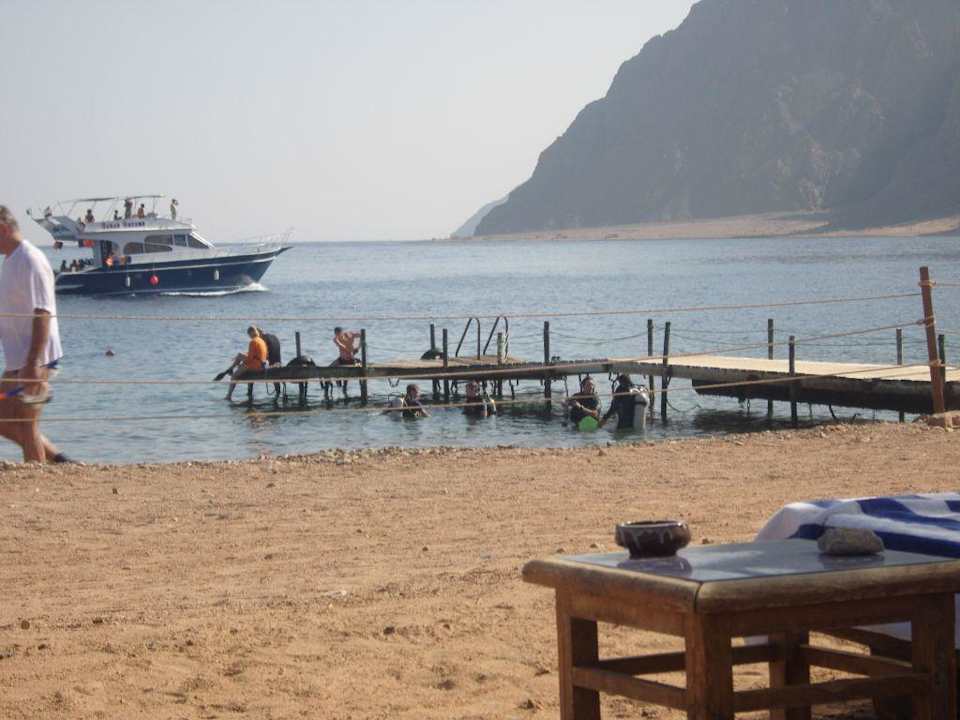 Strand mit Steg zum Einstieg Happy Life Village