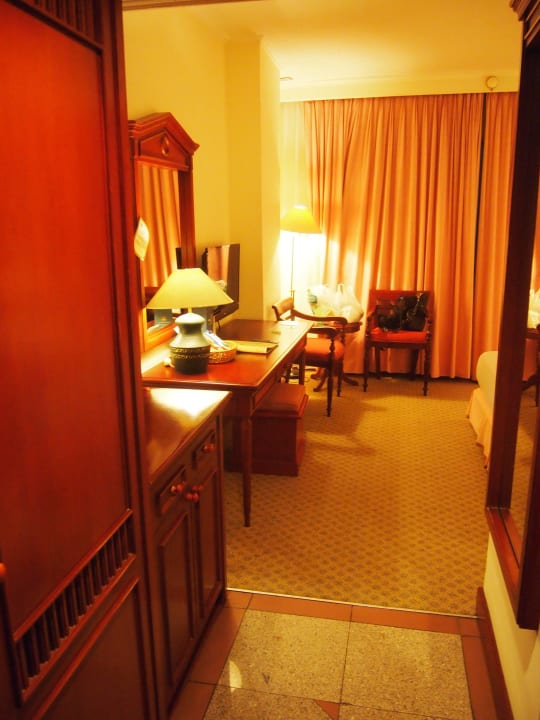 Durchgang vom Vorzimmer zum SchlafzimmerEing Hotel Jayakarta Bandung