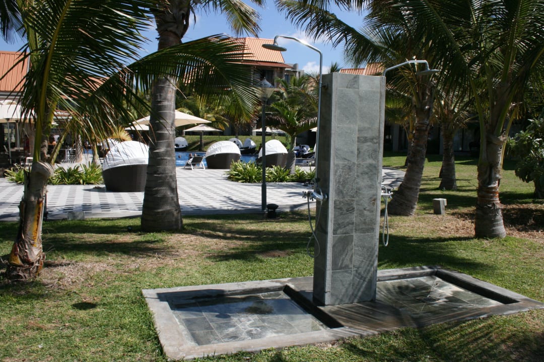 Blick vom Strand zum Pool Crystals Beach Resort Belle Mare, a member of Radisson Individuals
