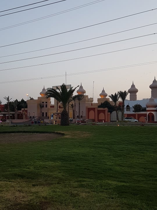 Außenansicht vom Alf aufm weg zur Senzo Mall  Pickalbatros Alf Leila Wa Leila Resort - Neverland Hurghada