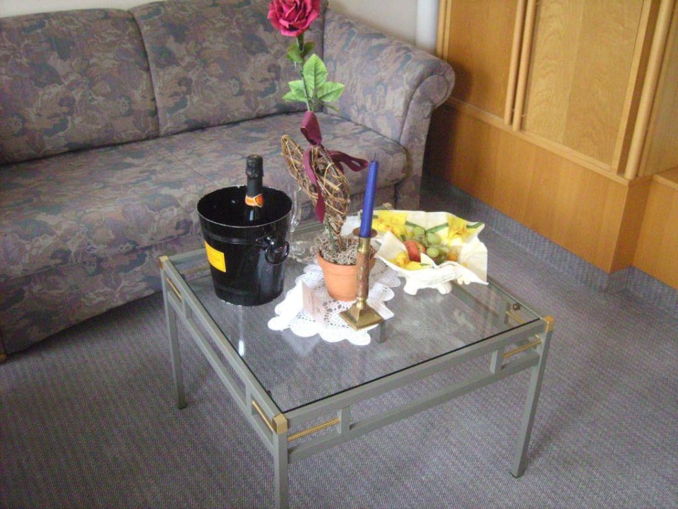 1 Flasche Prosecco und ein Obstkorb Hotel Gut Schmelmerhof