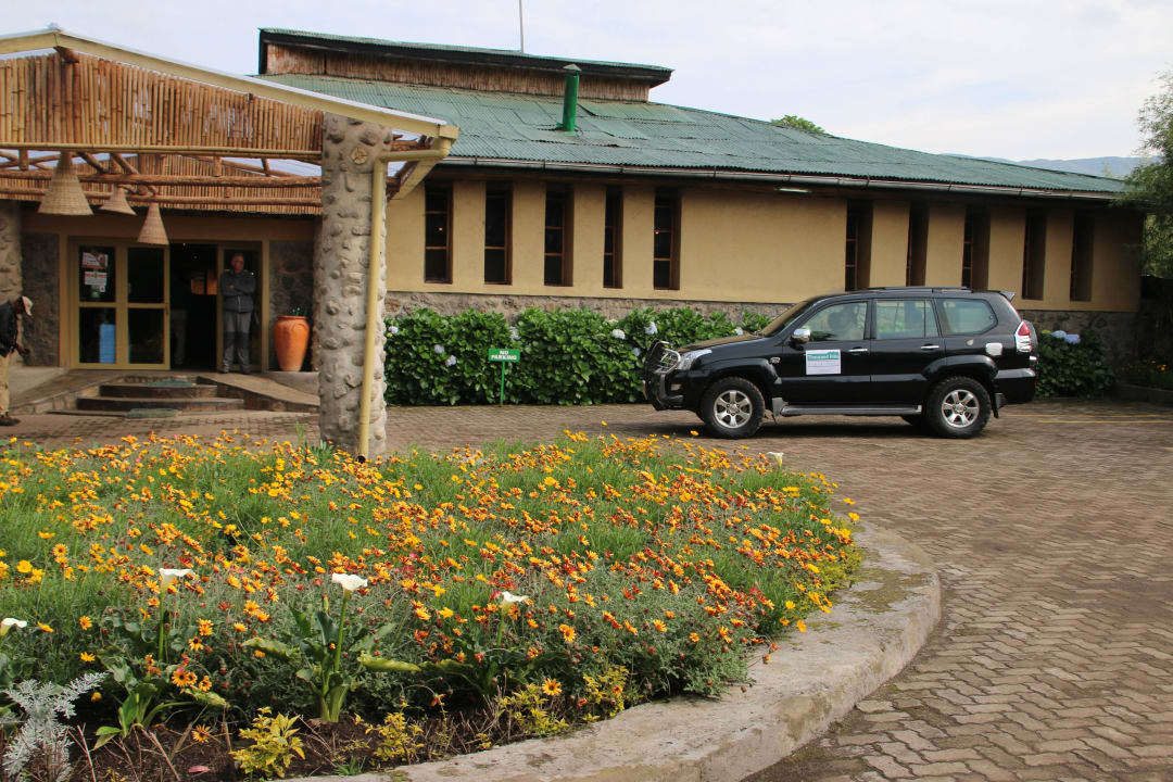 Vor der Lodge Gorilla Montain View Lodge