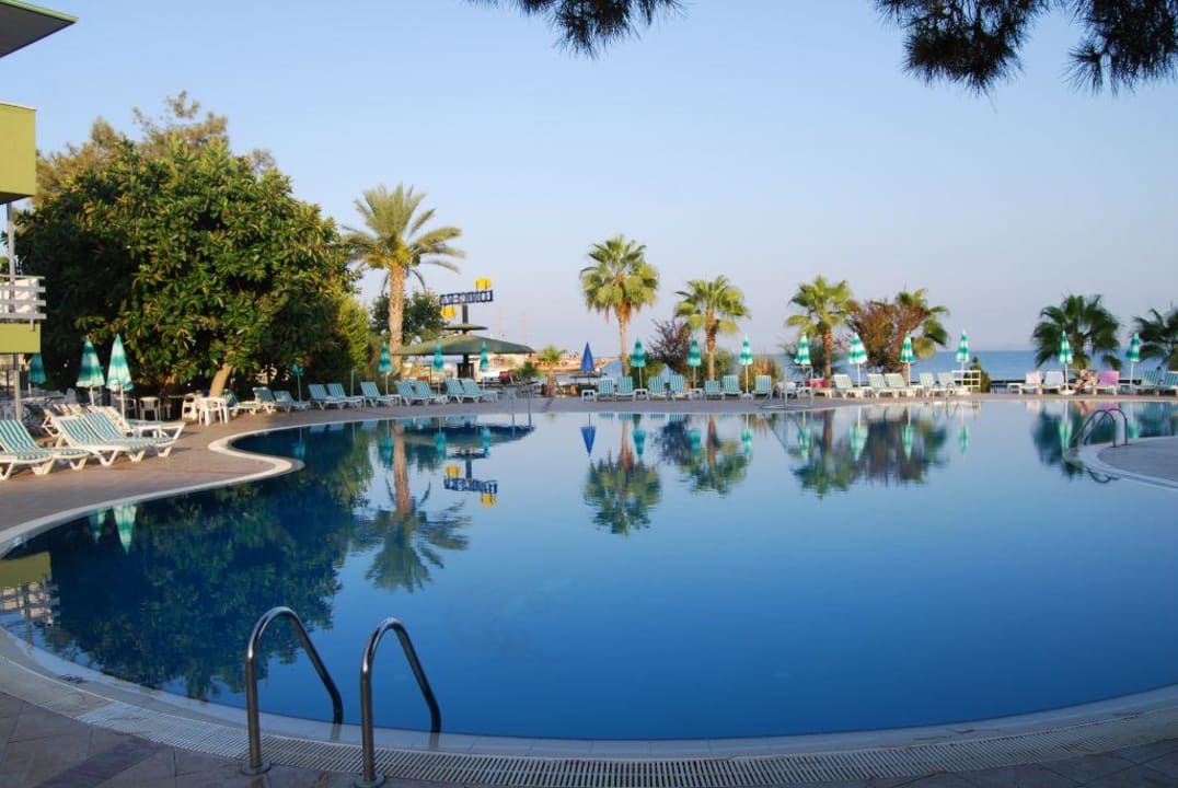 Basen obok bloku  Lonicera Resort & Spa Hotel