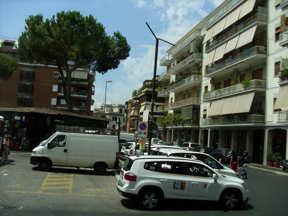 Rechts das Hotel Grand Hotel Fleming