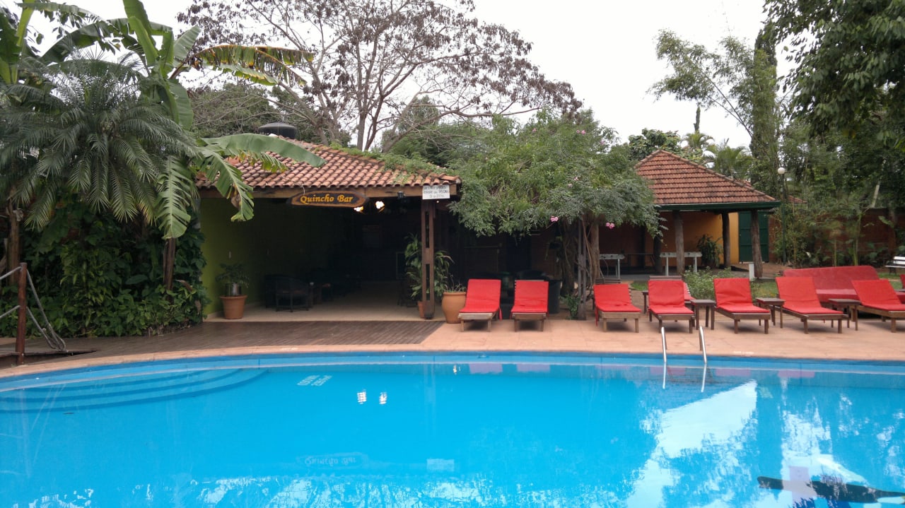 Pool, dahinter Tischtennis, etc. Hotel Saint George