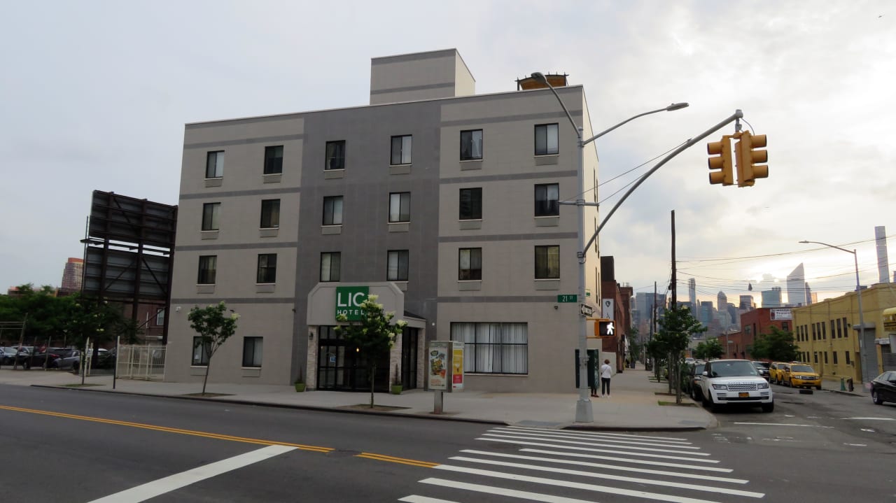 Blick auf das Hotel von der 21. Straße LIC Hotel