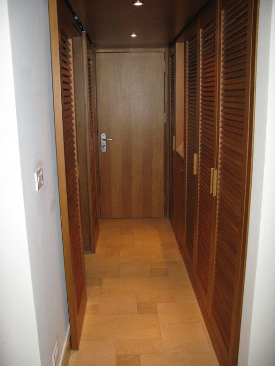Eingang und Kleiderschrank Kernos Beach Hotel & Bungalows