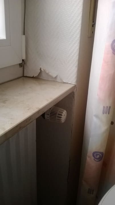 Fensterbank und rand neben heizung tapete  Carathotel Rheingau