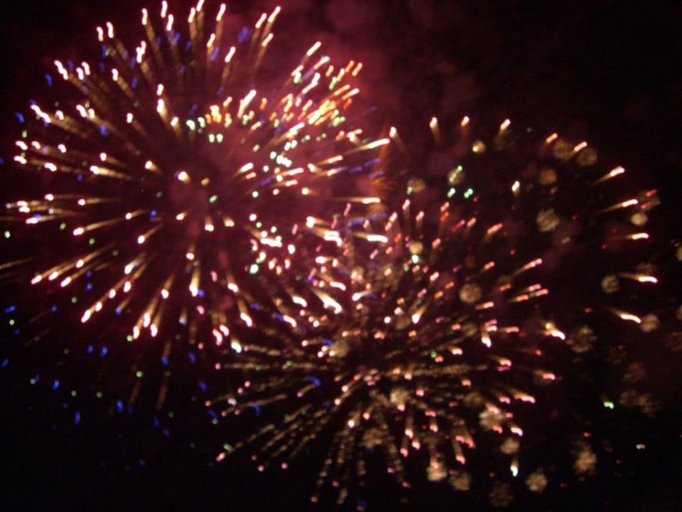 Feuerwerk zum Ramadan-Ende Hotel Le Meridien Al Aqah Beach Resort