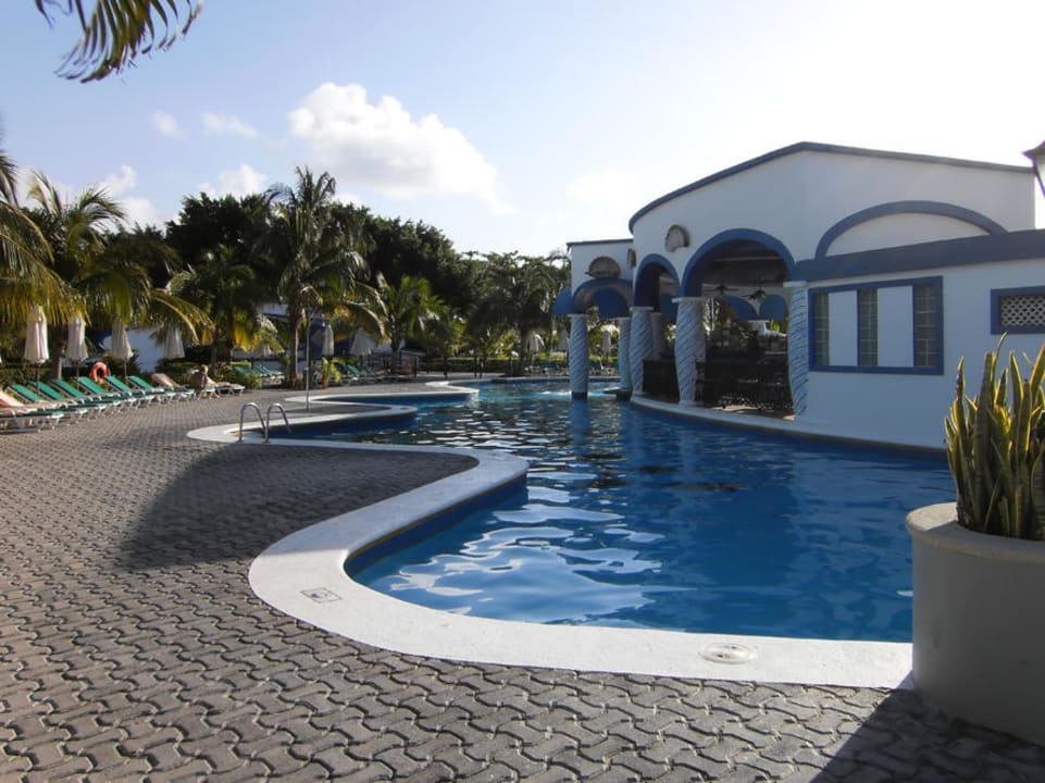 Pool mit Poolbar Hotel Riu Palace Mexico