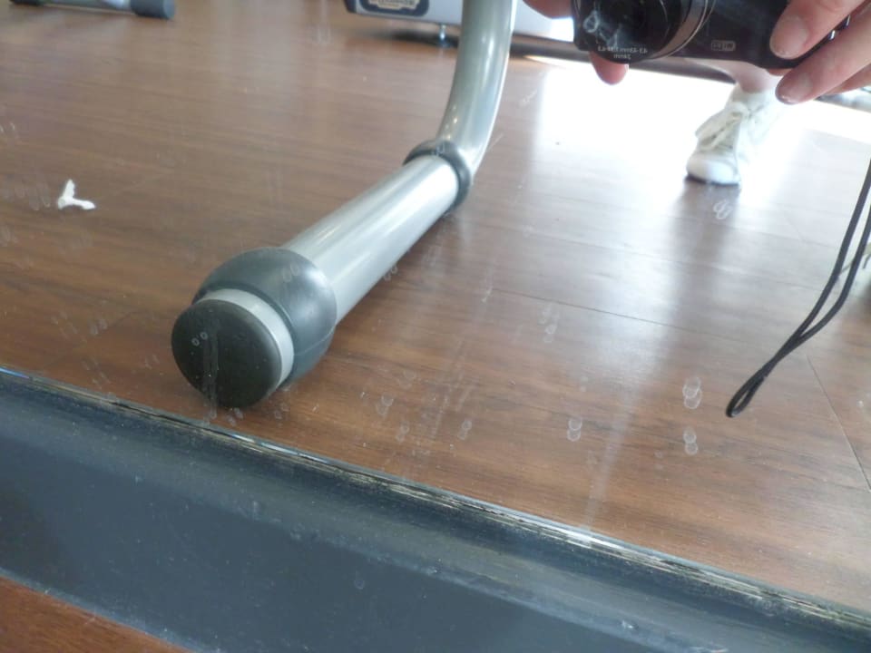 Dreckiger Spiegel im Fitnessraum Hotel Palace Berlin