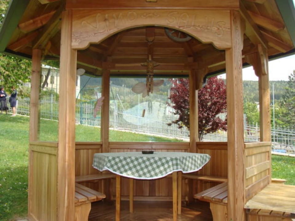 Piccolo gazebo in legno nel giardino Hotel Belsoggiorno