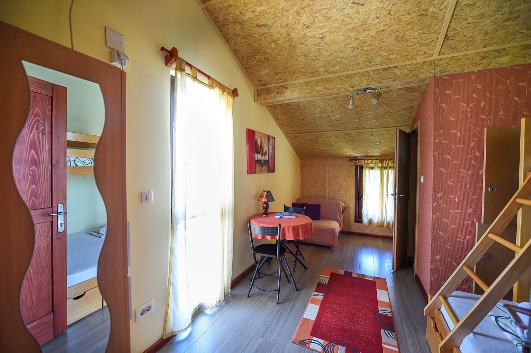 Zimmer San Art Floating Hostel