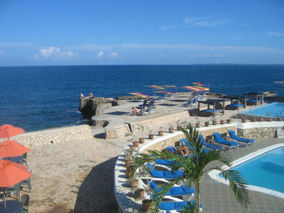 Ausblick auf die Anlage vom Restaurant aus Samsara Cliff Resort