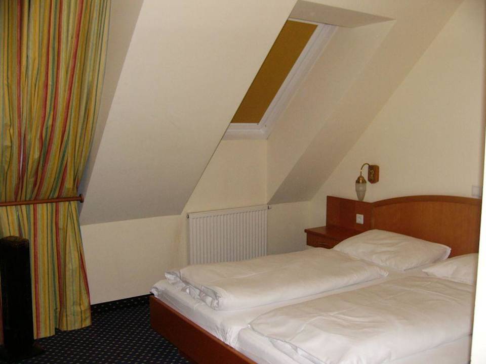 Zimmer  Suite Hotel 900 m zur Oper