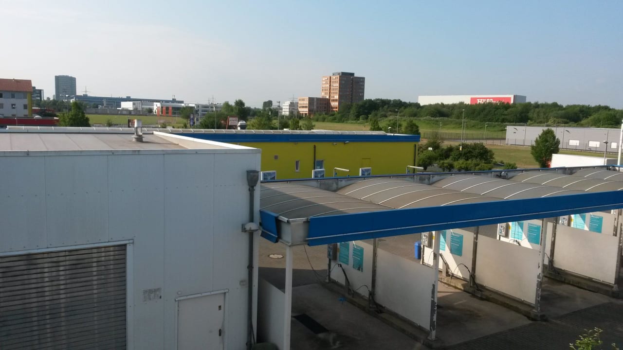 Auf eine Auto Waschanlage und Werkstatt B&B HOTEL Köln-Porz