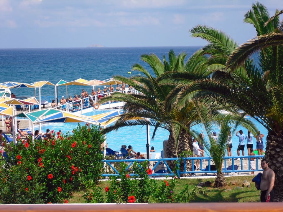 Blick von der Terrasse auf den Hauptpool Mitsis Selection Rinela