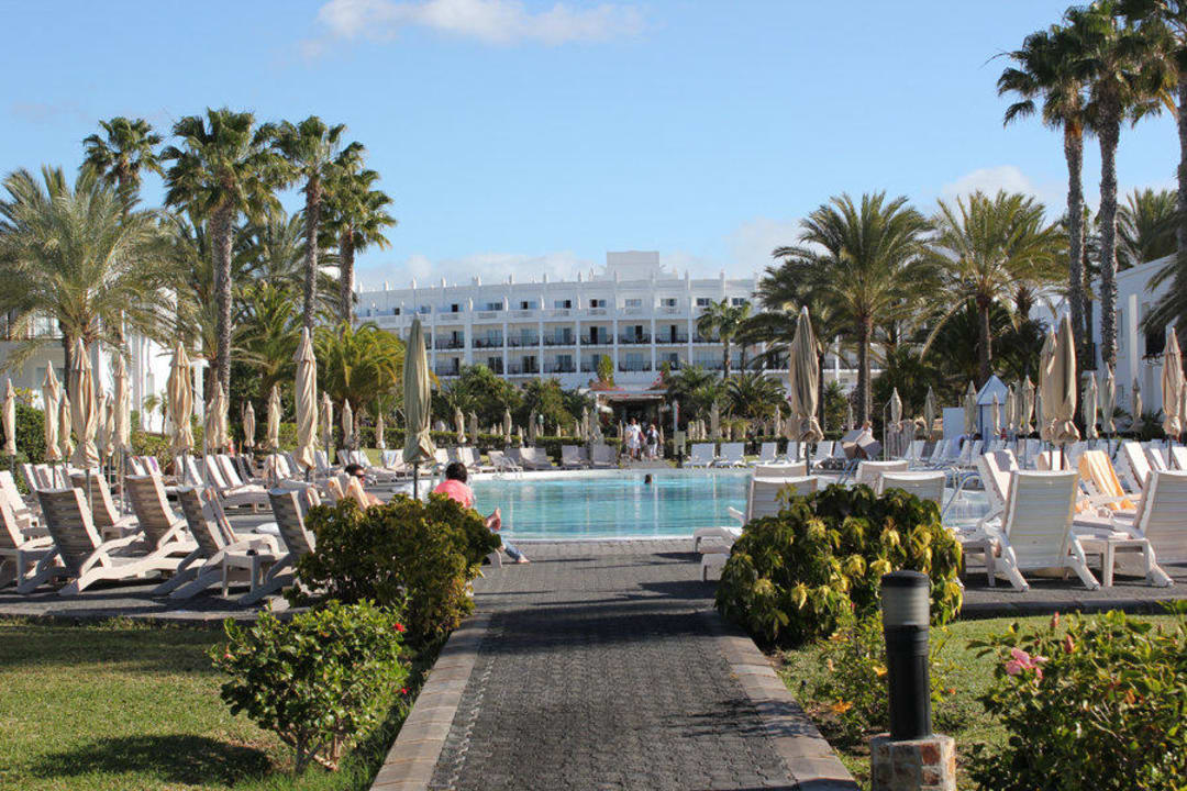 Blick von den Pools zum Haupthaus Hotel Riu Palace Meloneras
