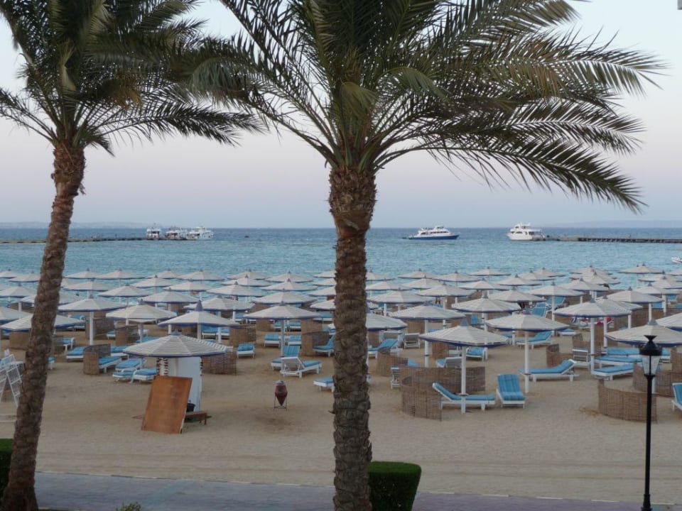 Вид на пляж из корпуса 3000 Pickalbatros Dana Beach Resort - Hurghada