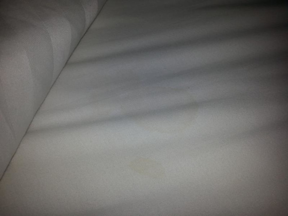 Leinentücher mit ekelhaften Flecken Serenity Alpha Beach