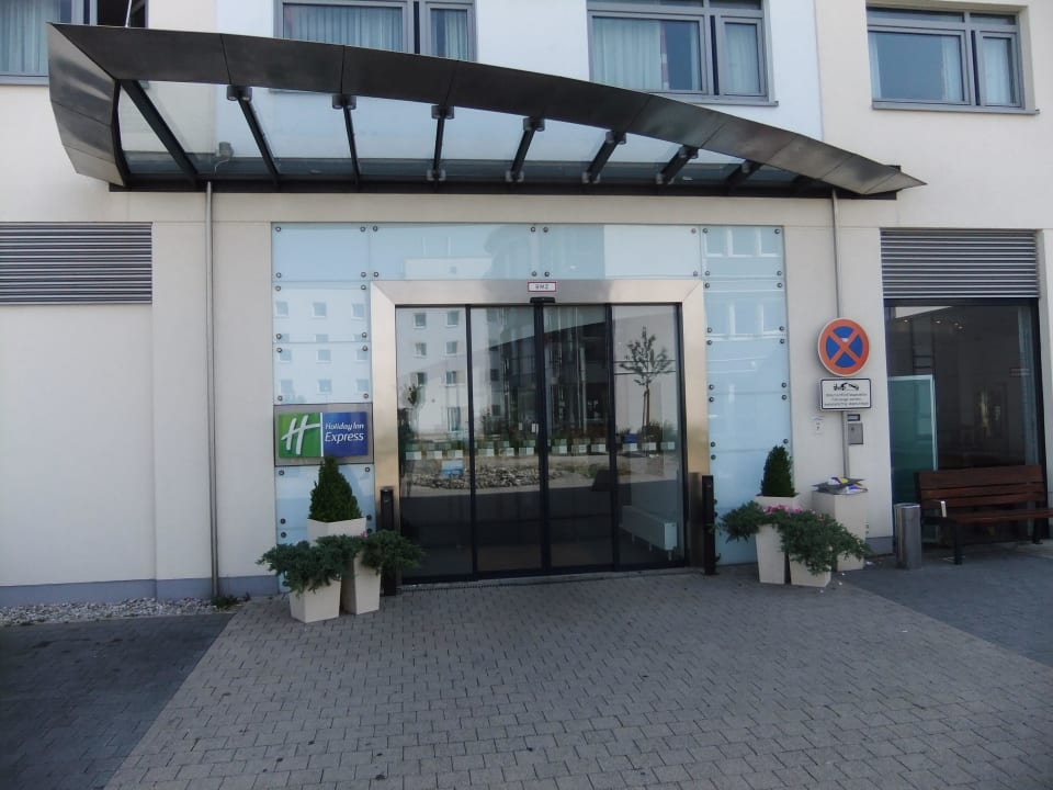 Hoteleingang Holiday Inn Express München - Messe