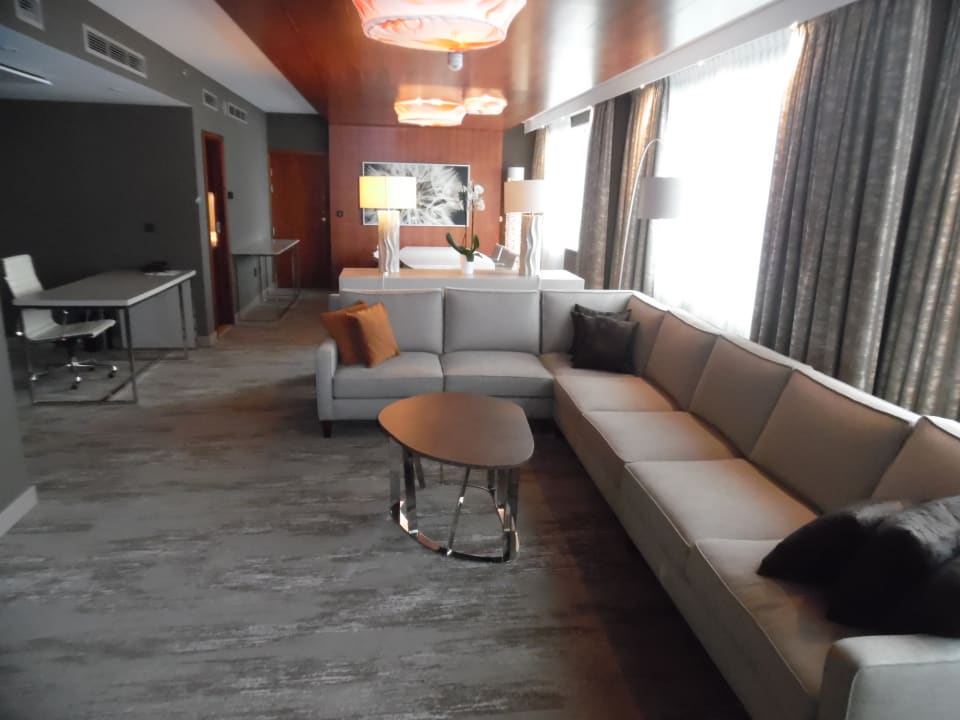 Präsidenten-Suite: Sofa im Wohnzimmer The Westin Warsaw