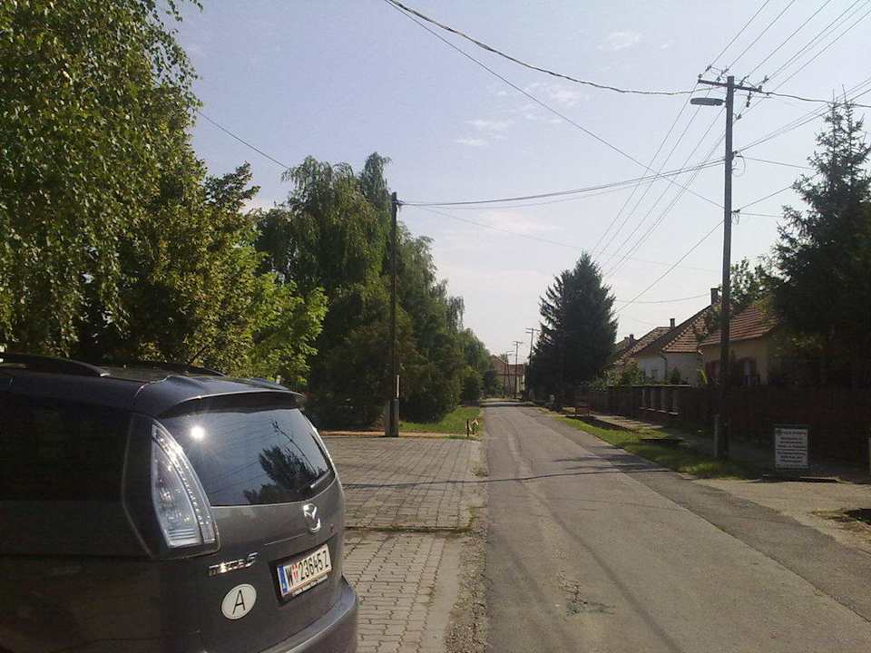 Die Strasse zur Pension  Nyerges Gasthof