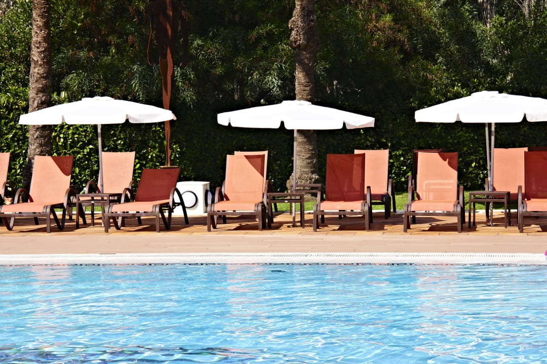 Die Terrasse vor dem Pool Hotel Serrano Palace