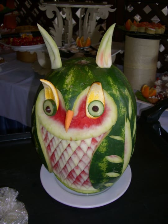 Dekorative Präsentation der Speisen Hotel Kalithea Horizon Royal