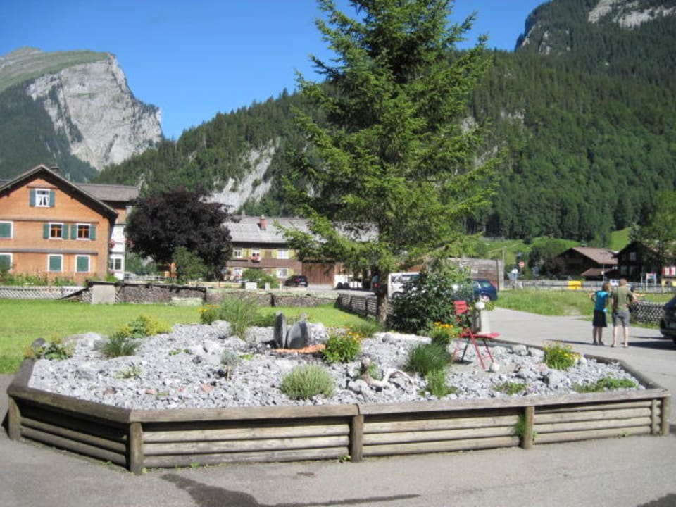 Steinbeet mit Kanisfluh im Hintegrund Pension & Ferienwohnung Solaria