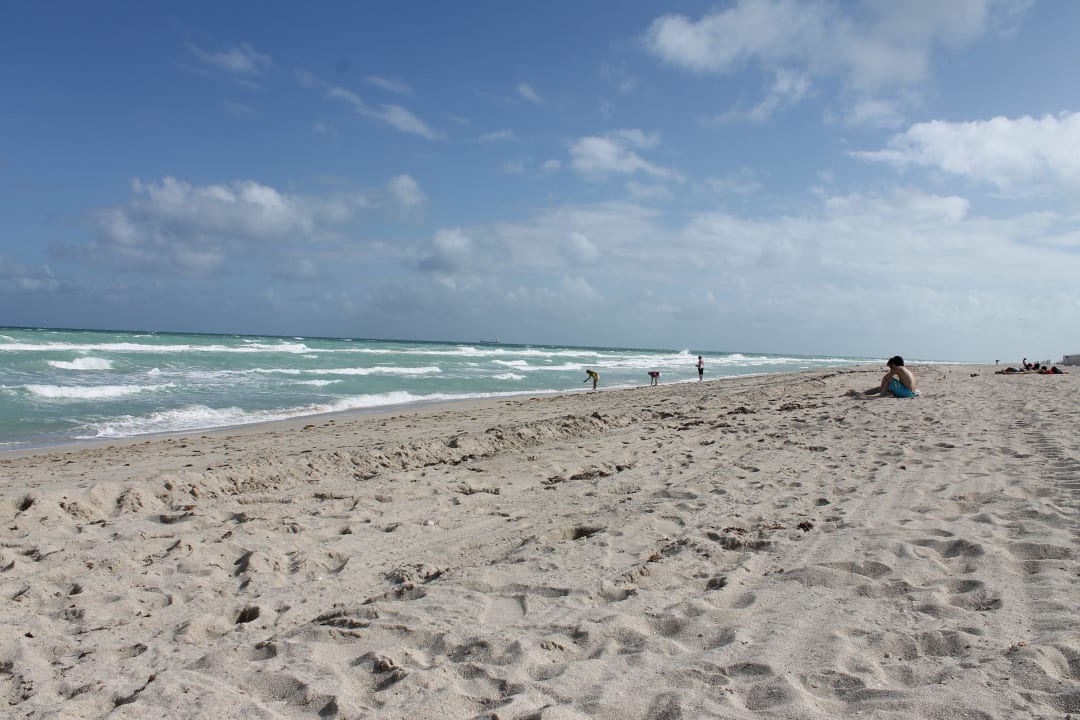 Öffentl.Strand vor dem Hotel Hotel Alexander All Suite Oceanfront Resort