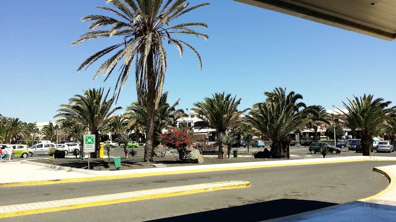 Vor dem Eingang Hotel Grand Teguise Playa