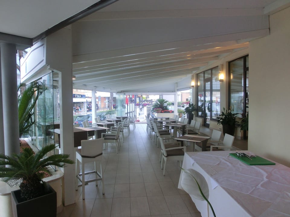 Schöner Aussenbereich Hotel International Beach