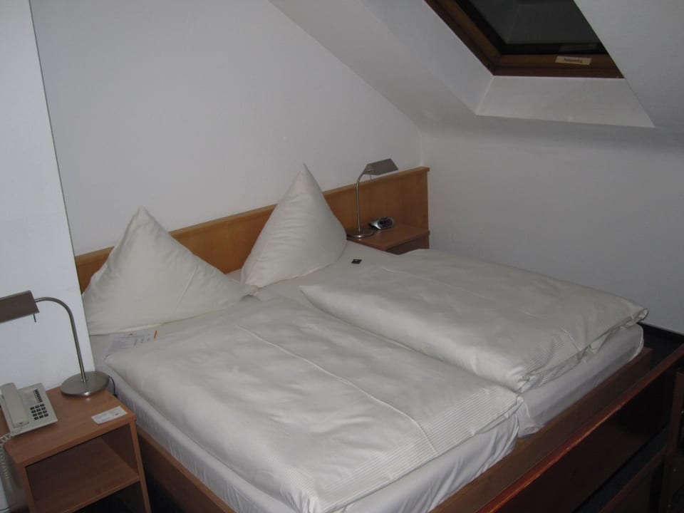 Doppelbett unterhalb der Dachschräge acora Karlsruhe Zentrum Living the City