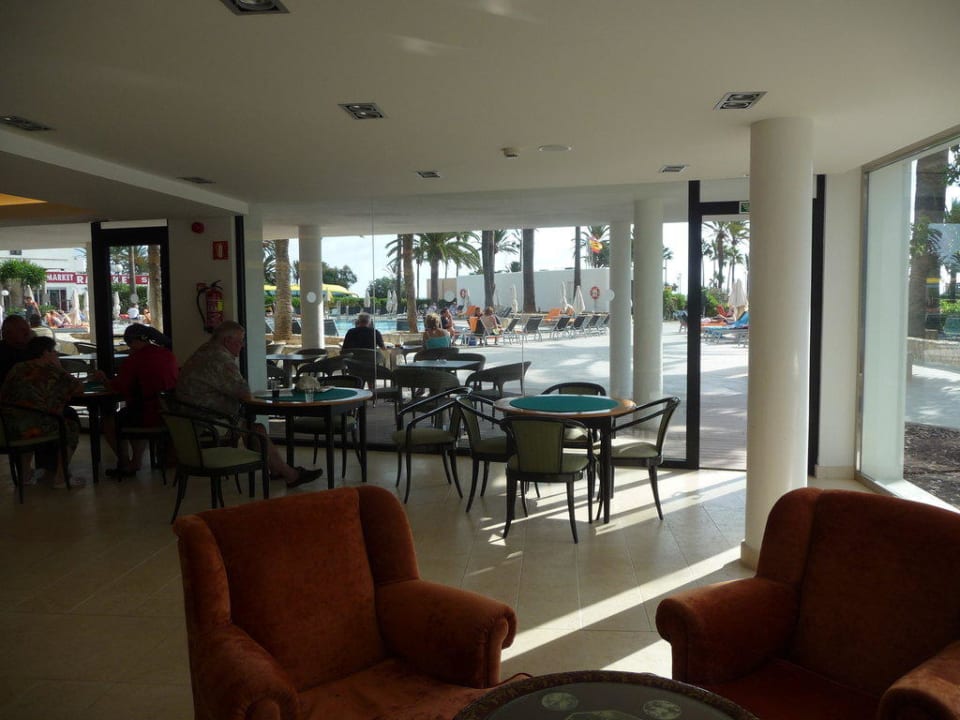 Blick von der Lobby auf die Außenanlage mit Pool allsun Hotel Bahia del Este