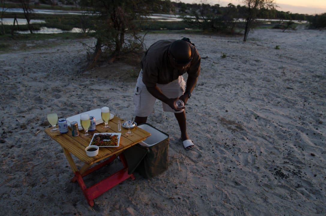 Snacks und Drinks beim Sundowner Leroo La Tau Lodge