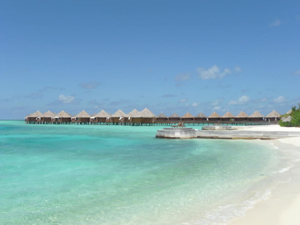 Blick auf die Wasserbungalows Baros Maldives Resort