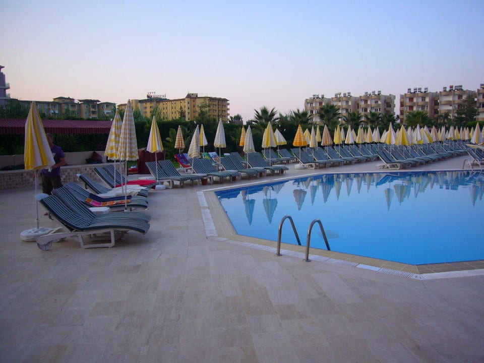 Pool am Morgen Hotel Royal Garden Beach