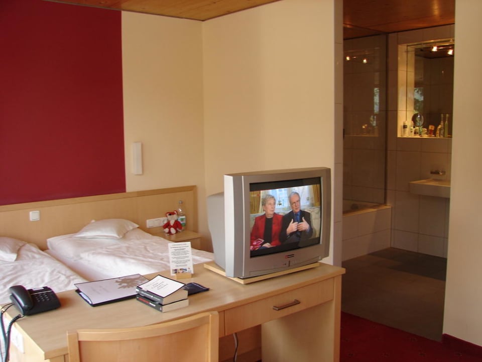 Blick von der Sitzecke Richtung Bett und Bad Hotel Adler