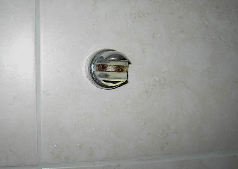 Abgebrochene Halterung in Dusche Hotel Royal Garden Beach