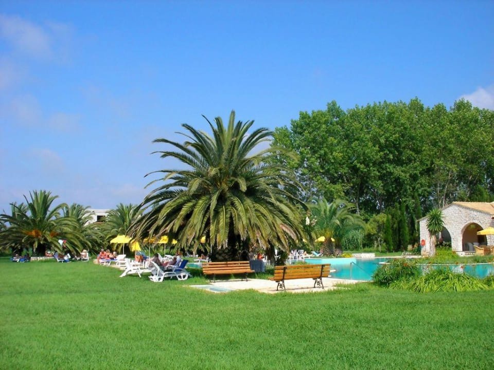 Blick über die Liegewiese zum Pool St. George's Bay Country Club