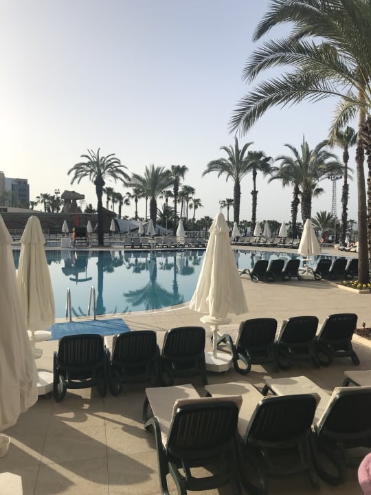 Pool Kamelya Aishen Club