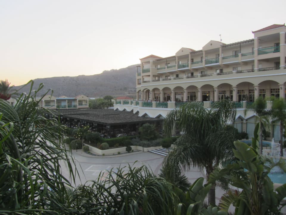 Blick Richtung Außenterrasse Spondi + Mainbar Lindos Princess Beach Resort & Spa