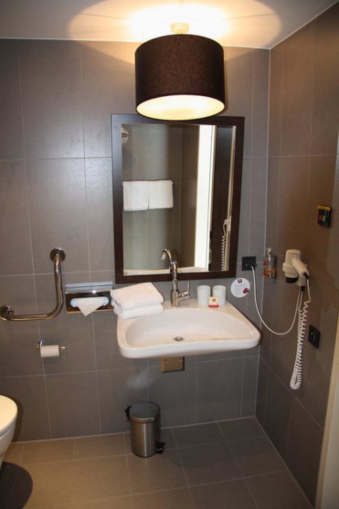 Badezimmer/ Waschtisch Leonardo Hotel Berlin